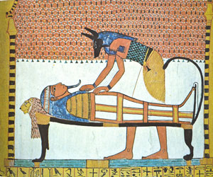Anubis inclinado sobre la momia. Valle de los Artífices, Tumba de Senedyén, Egipto.