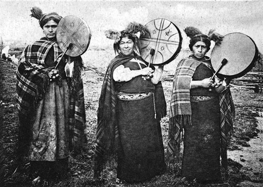 Machis: Chamanas mapuches, 1903. Foto de Carlos Brandt.