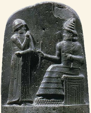 Cabecera de la columna del Código de Hammurabi, con éste y el dios del sol y la justicia, Shamash
