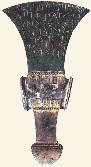 Hacha votiva de bronce.Mediados del s. VI a. C.San Sosti (Síbaris), Museo Británico, Londres.