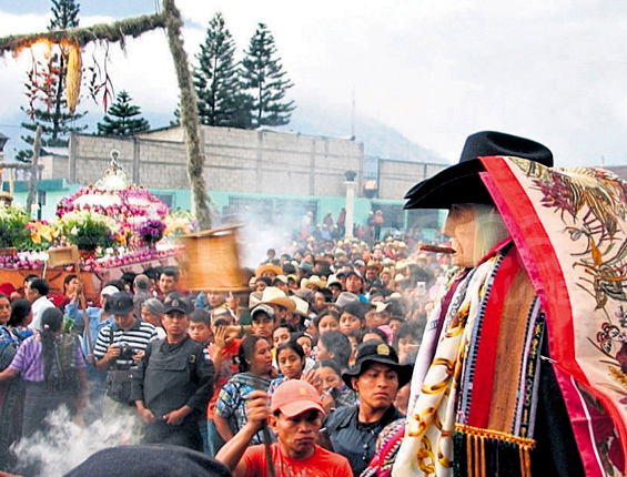 Maximón, también llamado Judas Iscariote,<br />
 en la procesión del Viernes Santo en Santiago Atitlán, Guatemala.
