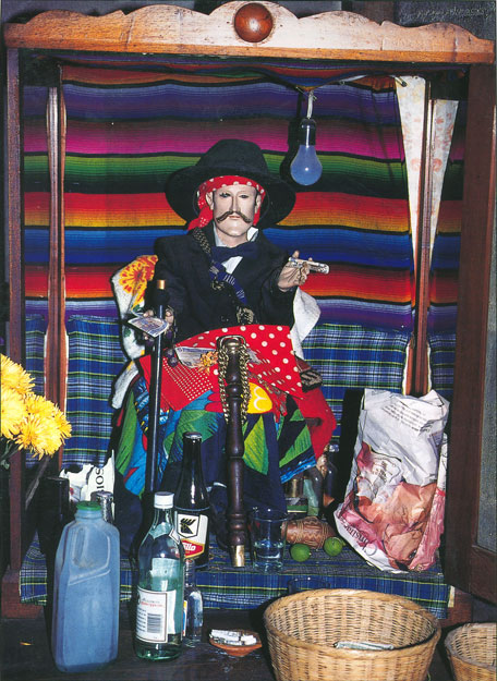 Altar de Maximón en la casa de Apolinario, sacerdote maya. Santiago Atitlán, Guatemala, 1996