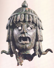 Aplique en forma de máscara trágica femenina de tipo dionisíaco. Bronce. Museo Arqueológico Nacional. Florencia