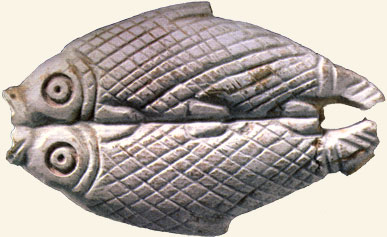 Doble pez. Piedra caliza, Uruk, Irak.